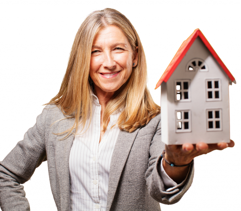 sourire-femme-tenant-une-maison-de-jouets-1-scaled.jpg